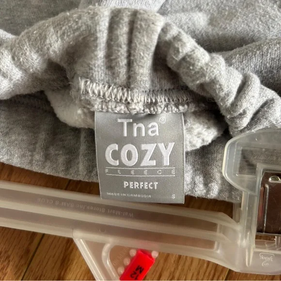 Aritzia TNA Cozy Perfect Light Gray Sweatfleece Shorts — Small - Picture 3 of 3